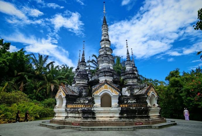 西双版纳西双版纳地处我国的北回归线以南。特殊的地理位置使得这里雨量丰沛、光照充