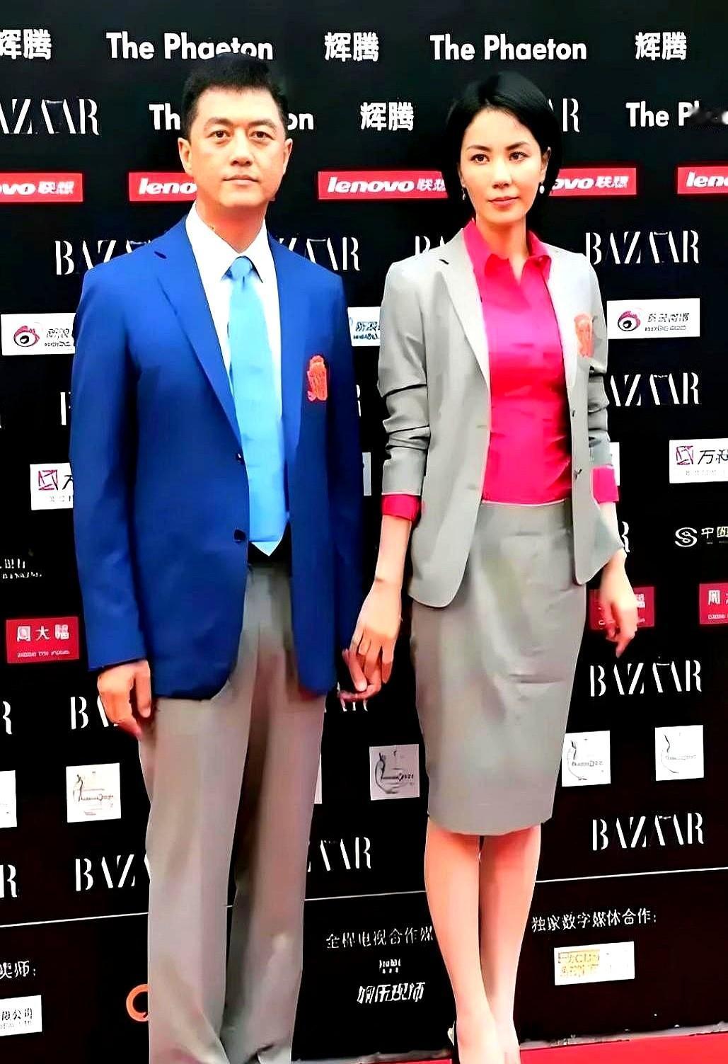 王菲和李亚鹏那张尴尬的红毯照又被翻了出来，照片里她想牵手，他手却悬着，隔着屏幕都