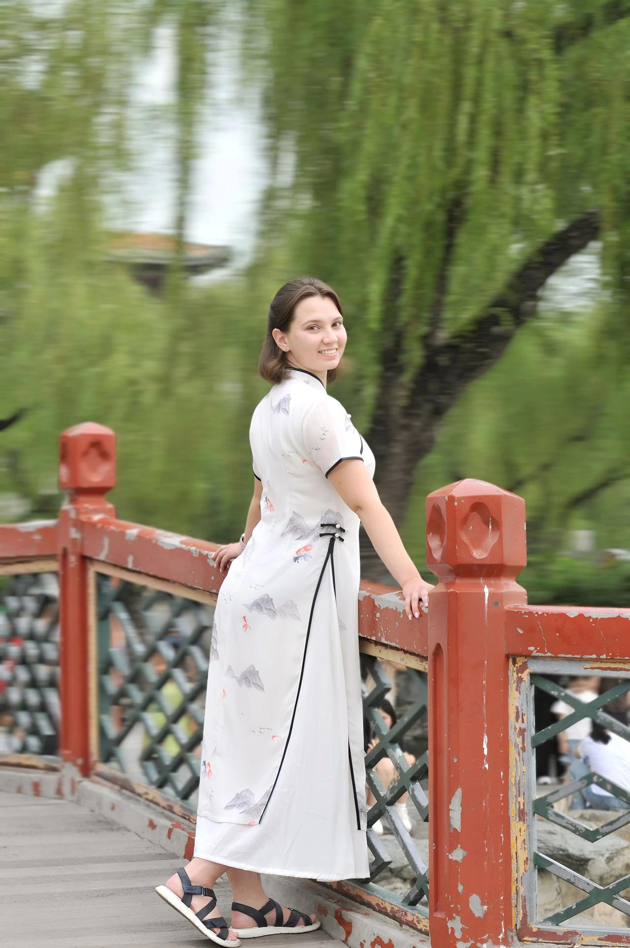 俄罗斯女孩穿上淡雅的中国旗袍，还挺有韵味的。好看。