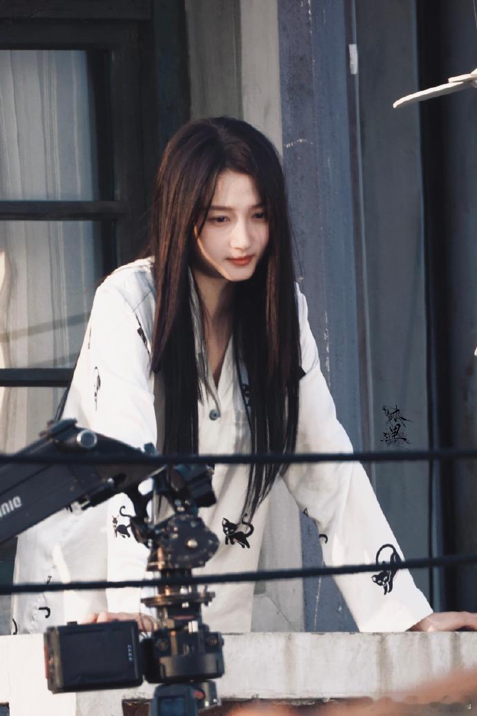 没有不夸关晓彤的义务高马尾造型杀疯了！头包脸轮廓太优越，扎上马尾精神又亮眼，少