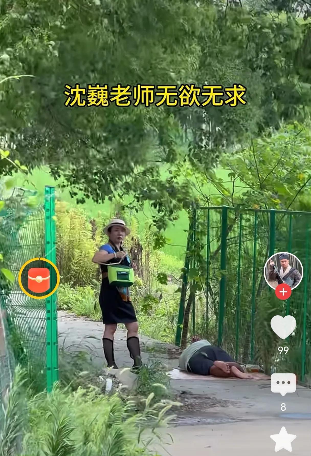 流浪大师果不其然，女游客在公园发现一名流浪汉在烈日下围栏边午睡，一人一枕一席，当