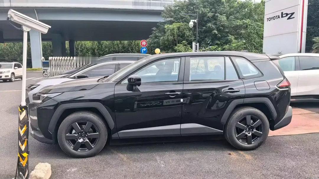 丰田RAV4荣放，一台知名度很高的老牌合资紧凑型SUV，长久以来收获一大批务实车主信赖，网络当中一直