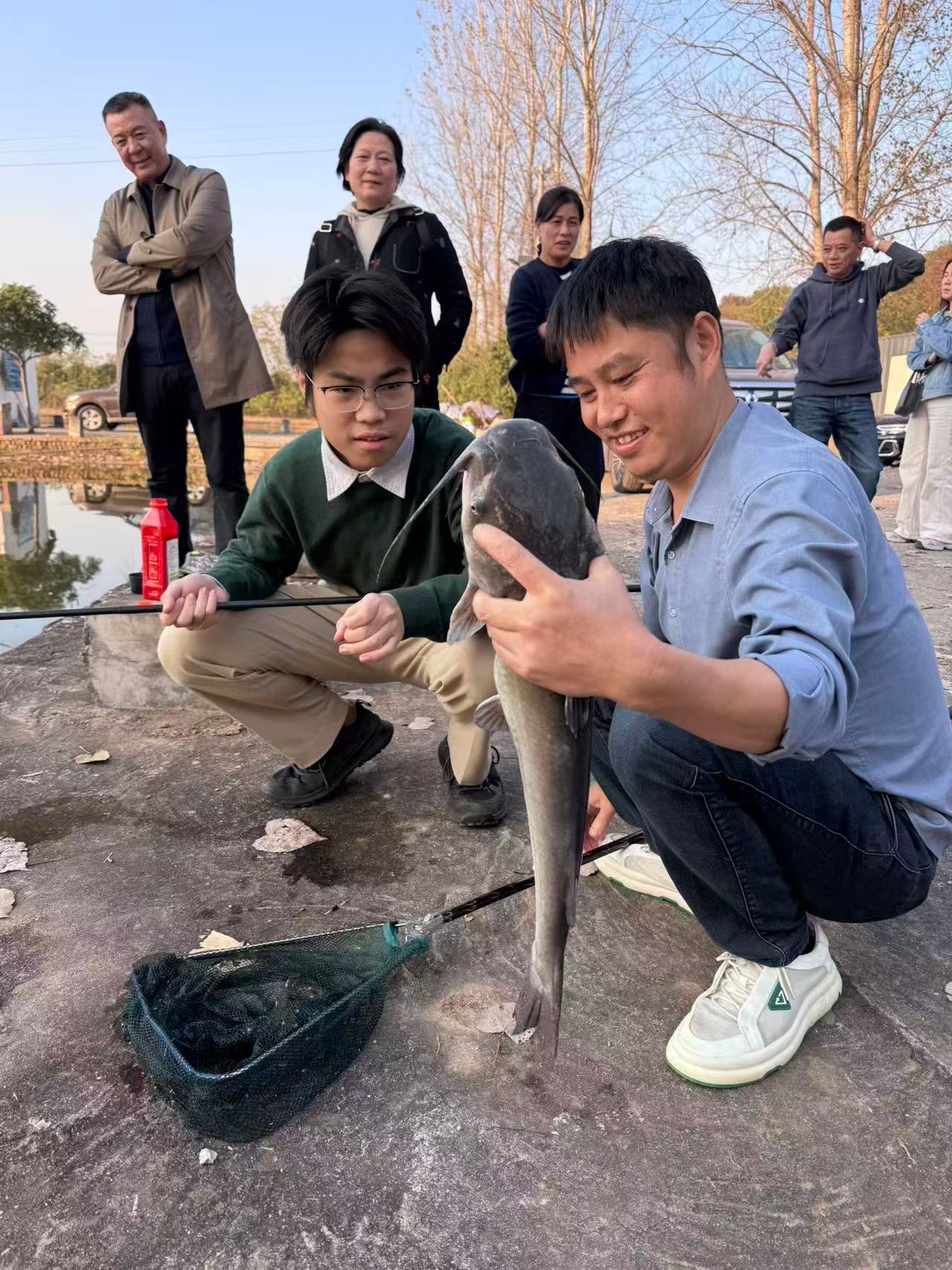 带了四个鱼竿，三个小孩，就我儿子上了两条鲢鱼。