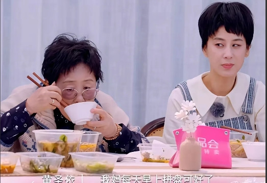 真的不敢相信黄圣依的妈妈还是如此的精致。虽然黄圣依家是上海人，但是真的看不出来他
