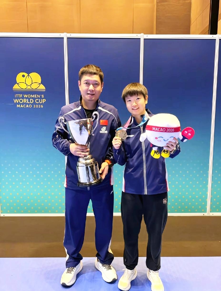 莎莎的军功章里有你们一半，一直在幕后默默地付出。最好的邱贻可，最好的何卓佳