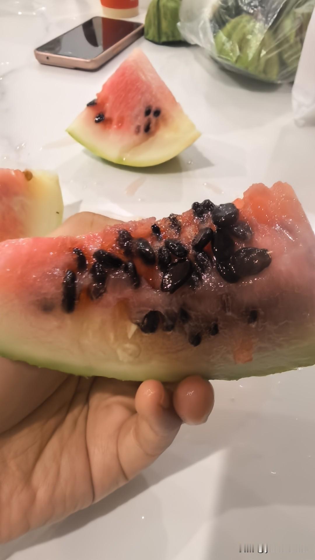 这瓜还能吃吗？籽多的无法想象，没有果肉[捂脸哭]