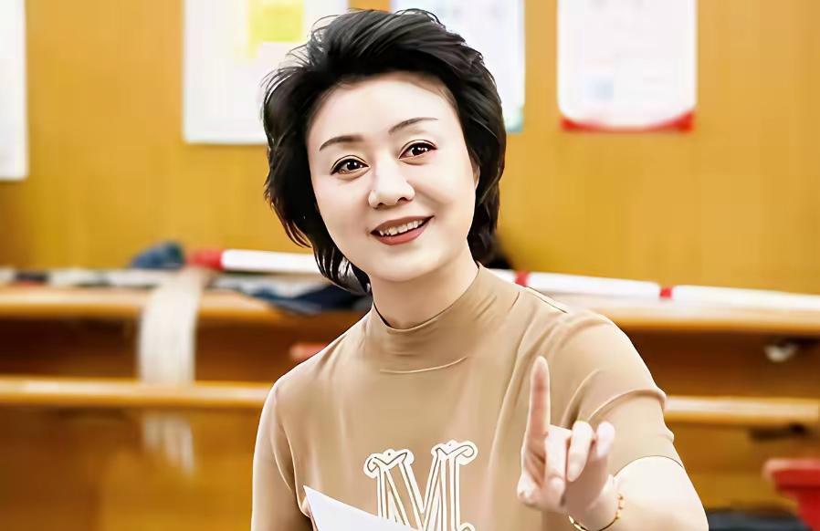 她是国家一级演员，要颜值有颜值，要脸蛋有脸蛋，要身材有身材，她的一颦一笑就是美丽