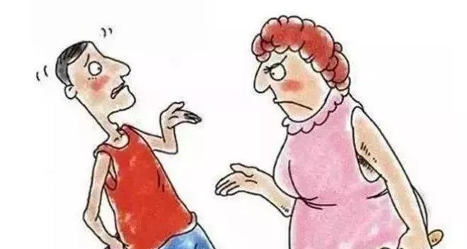 一农村50女子拿着木棍抽打着半身瘫痪的丈夫，说：“让你拉裤子，让你拉裤子，打死你