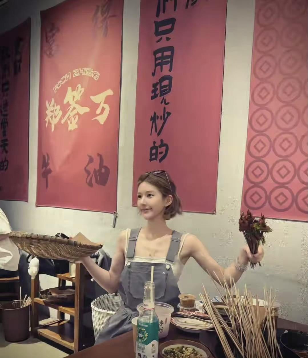 赵露思之前休息一段时间后重新开始工作，最近她在成都玩，还打卡吃了串串。但看着她瘦