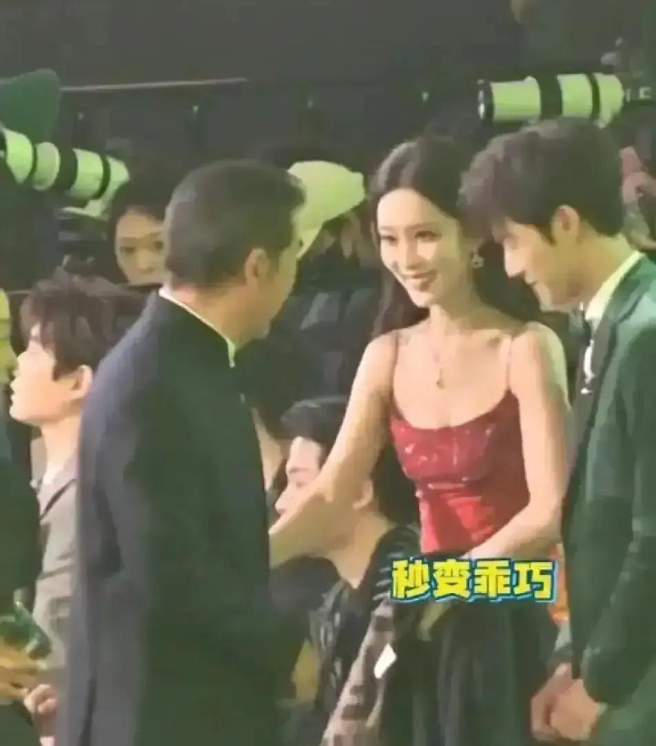 后台闪光灯乱闪，人挤人。孟子义一把推开C位，自己缩到角落——张国立愣了半秒。