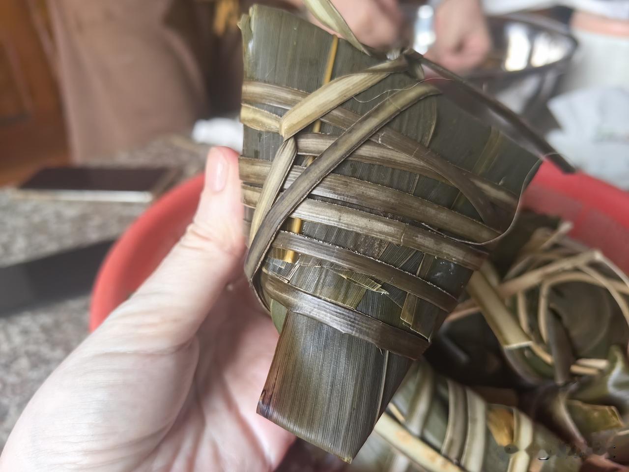刚吃完早餐，我的电话就响了！一看是村里二嫂打来的，她说：吃早餐了吗，过来包粽子了
