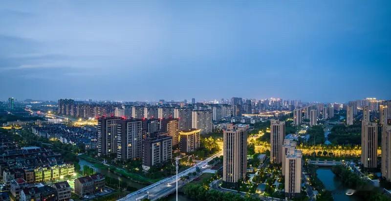 嘉兴楼市：数据一目了然：秀洲区巅峰房价1.9万/㎡，如今跌至1万/㎡，距离腰