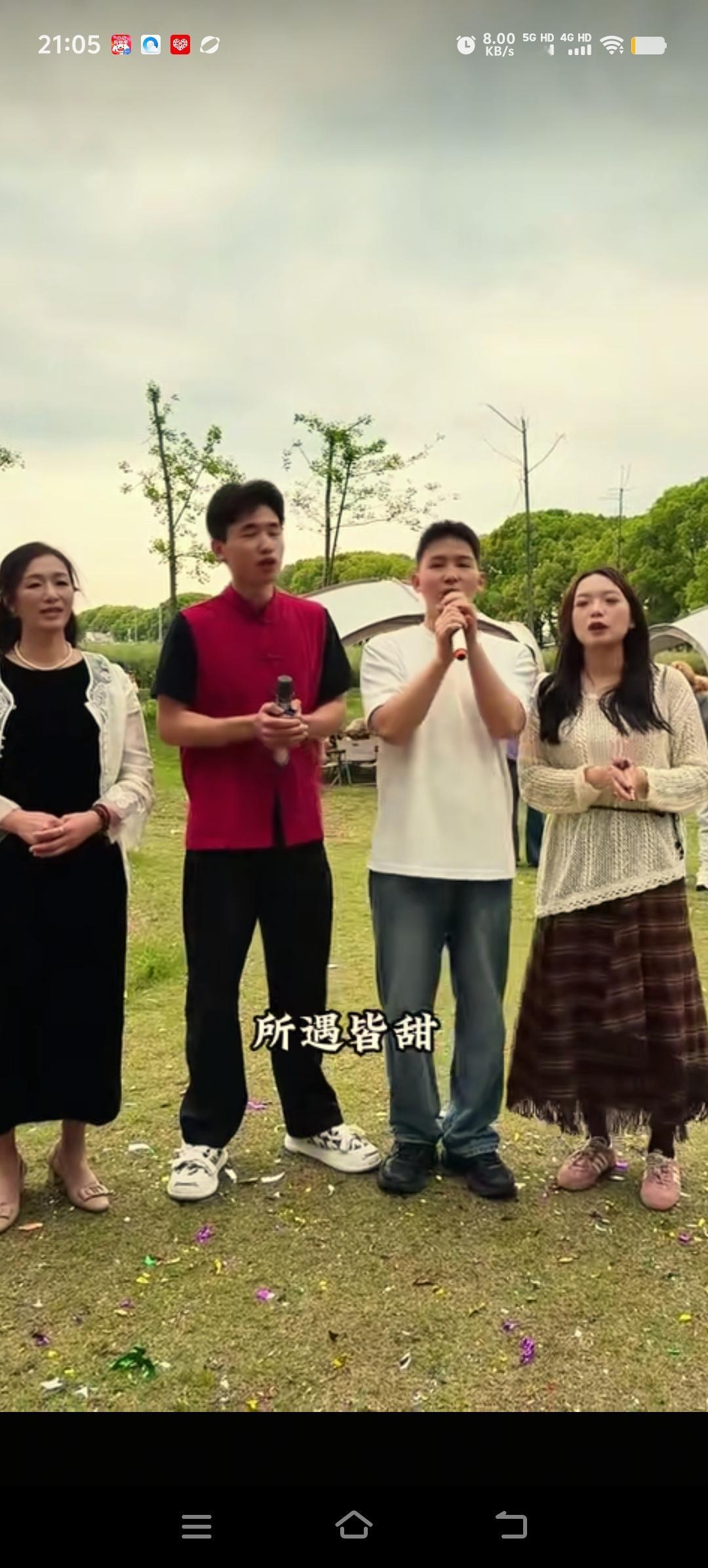谢浩男妈妈在浙江举办的粉丝见面会取得了圆满成功。妈妈和妹妹在穿搭方面向来洒脱随性