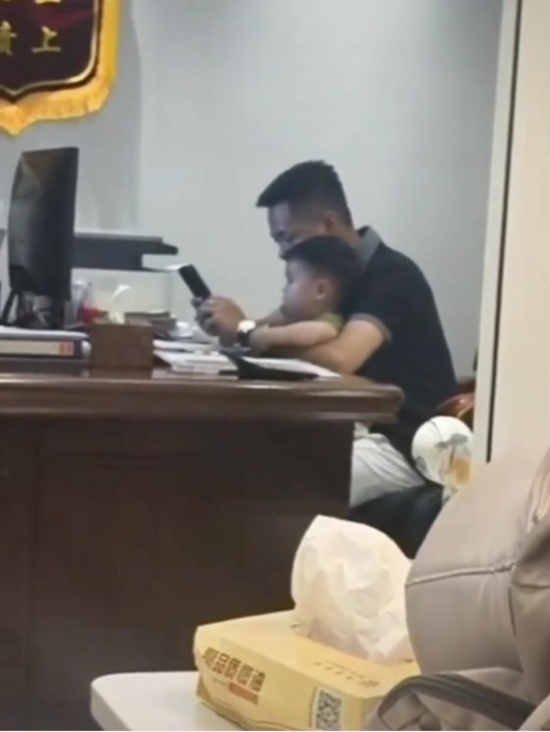 时间过得好快，下半年小家伙就要去上幼儿园了，大家都有点舍不得。同事的儿子，家