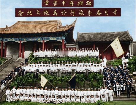 1911年春的禹陵前，绍兴府中学堂的师生攒聚在石阶上，凝成这帧辛亥春季旅行的纪念