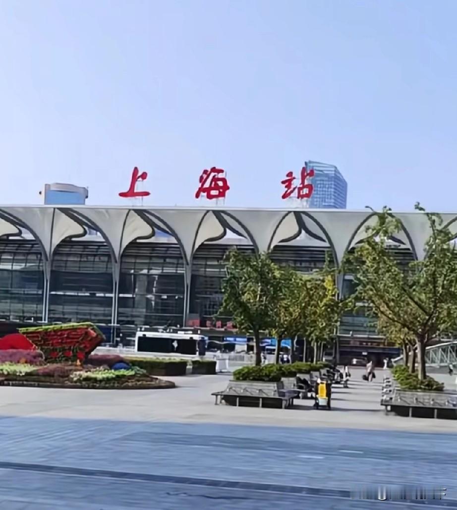 上海的公共服务都是国内一流的，挺便民利民的关注国内大约有30来个城市的官方发布