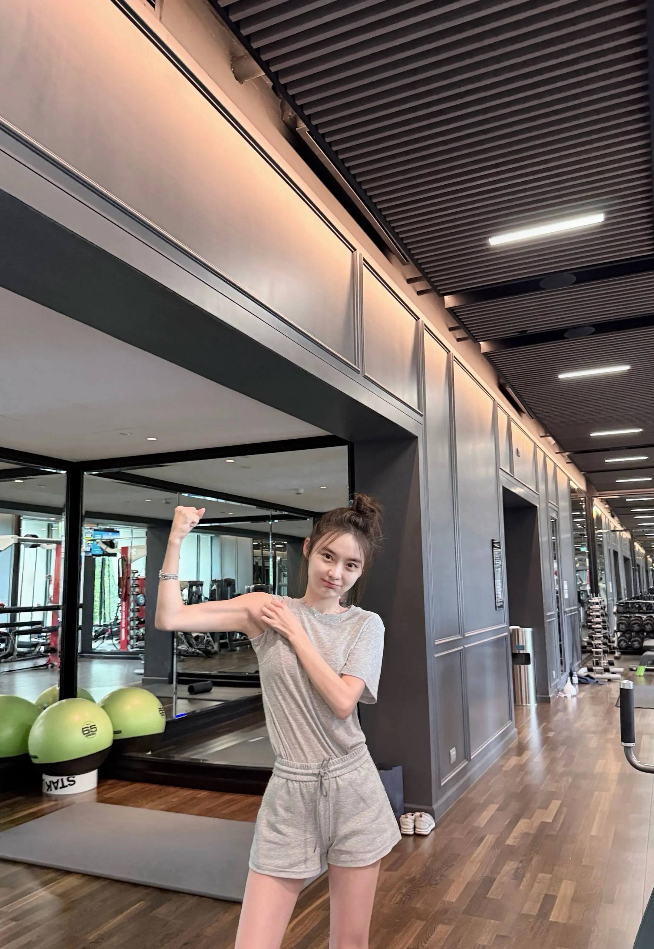 运动是向上的状态 健身女孩