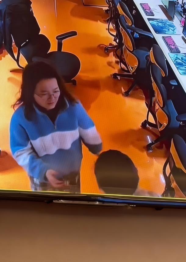 这男子在网吧包间里，恐怕一辈子都忘不了那一刻。女子突然闯入脱裤猥亵，他惊恐躲