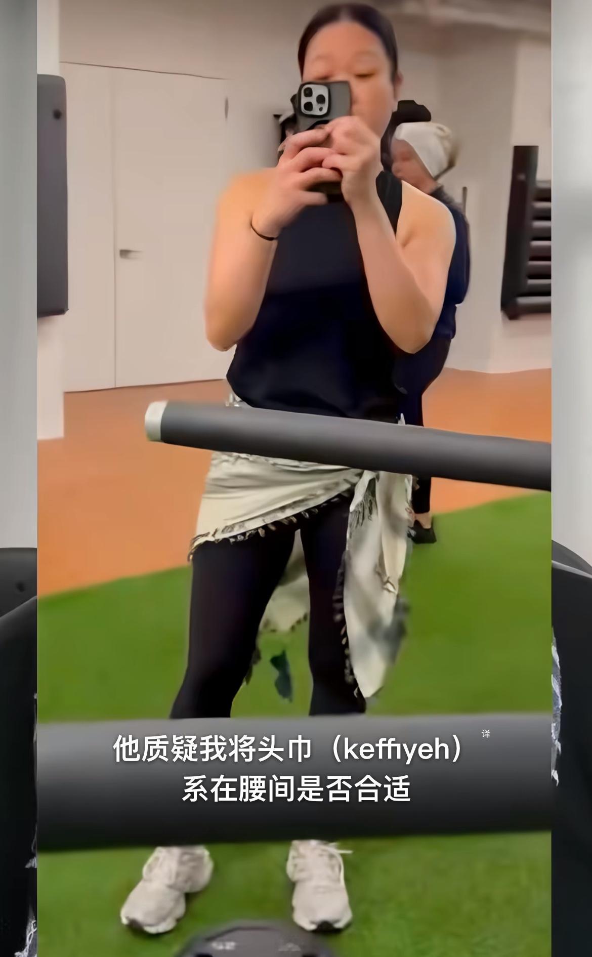 华裔女经理因反驳犹太人，被网暴还丢失了工作她在健身房健身，无端遭受一个犹太人