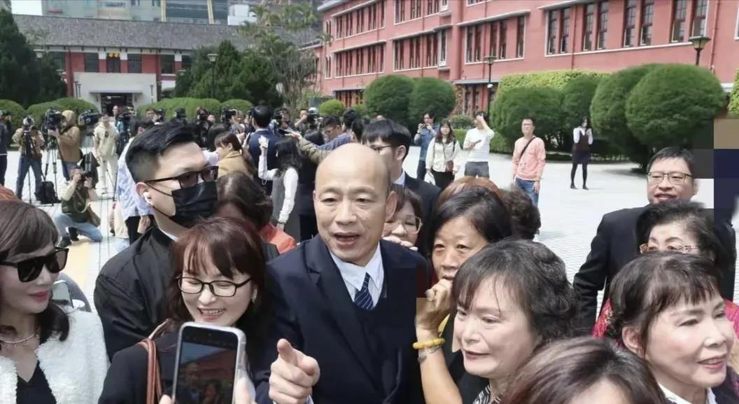 韩国瑜成了这次国民党反罢免的大救星，据岛内媒体传来消息，“立院”马上要休假了，可