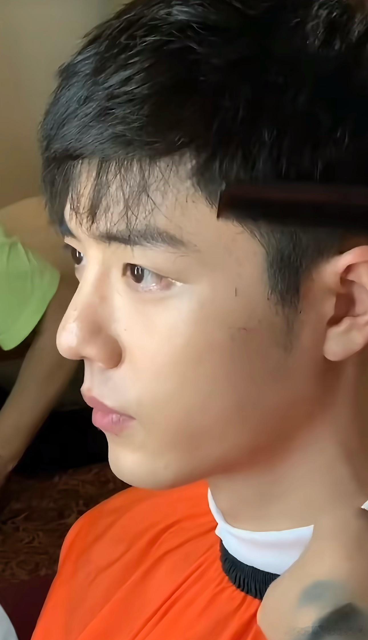 不知道，肖战素颜很曼妙，硬帅没办法👐