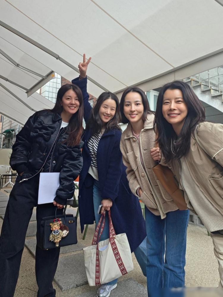 扒了半天韩惠珍，就一个感觉：这女人凭什么让小8岁的国民球星老公，结婚11年还把她