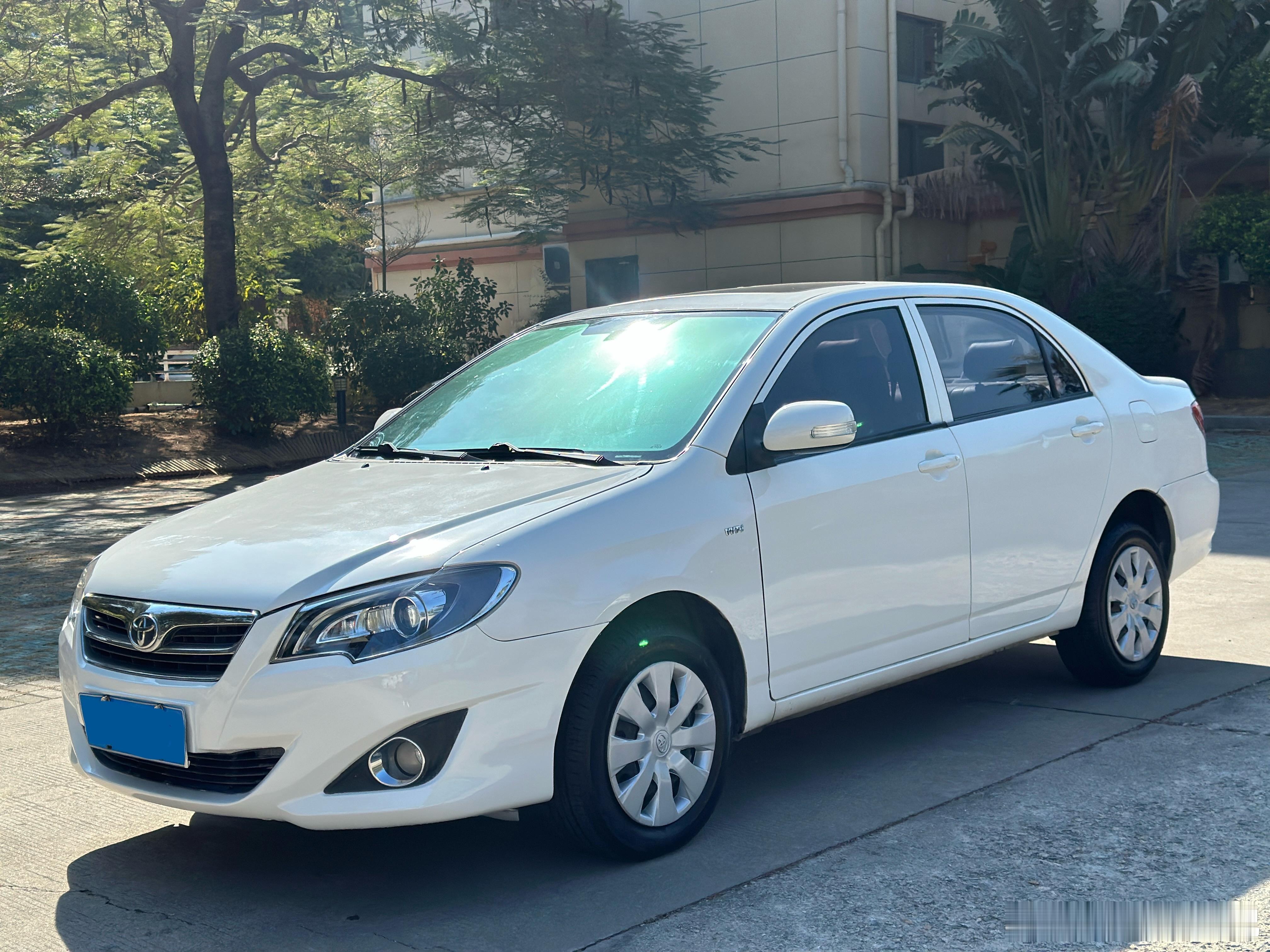 好久没遇到手动挡的花冠了会开手动挡花个1.5万买这车真的是省油又耐用2014年上