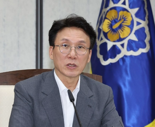 韩国国务总理金民锡2日就共同民主党全国党员代表大会（全党大会）选出新任代表一事表