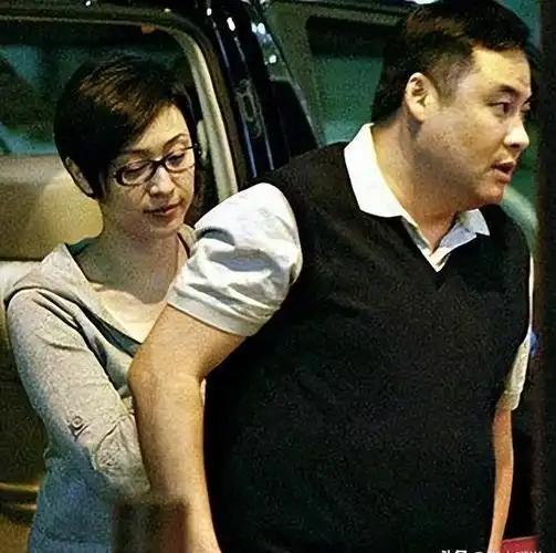 ☁2008年，42岁的陈法蓉把富商男友朱明带回家见父母，朱明拍着胸脯：“我