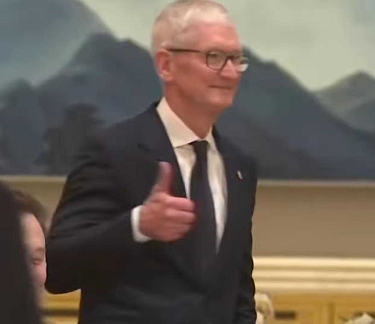 全网笑翻！马斯克私底下也太调皮可爱了晚宴等候间隙，库克主动走到马斯克身后，