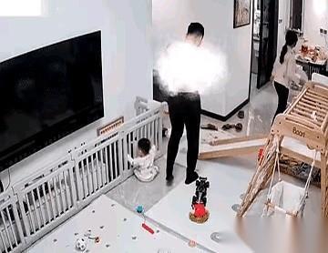 一声闷响，半人高的柜子直挺挺砸下来，灰尘呛得人睁不开眼。孩子就在底下，一声没吭