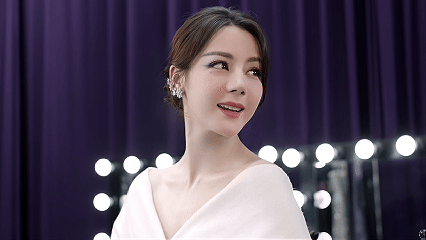 迪丽热巴天鹅颈天花板真正的精致是连颈部都闪闪发光。看迪丽热巴在不同生活场景中，