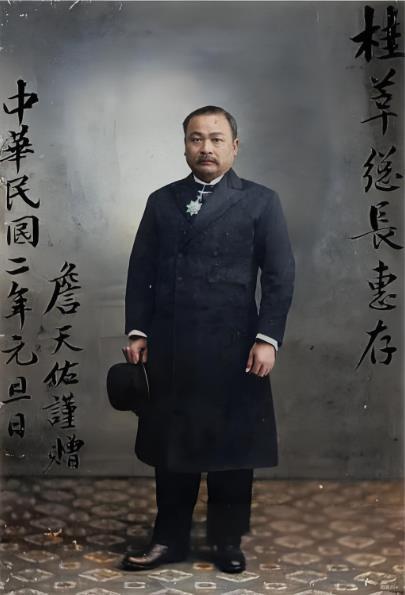 这张照片中的人物是詹天佑，他是中国近代著名铁路工程专家，有“中国铁路之父”“中国