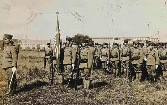 1945年，八路军的狙击队正躲在路边埋伏日军，乌泱泱的来了一群鬼子，狙击手们不知