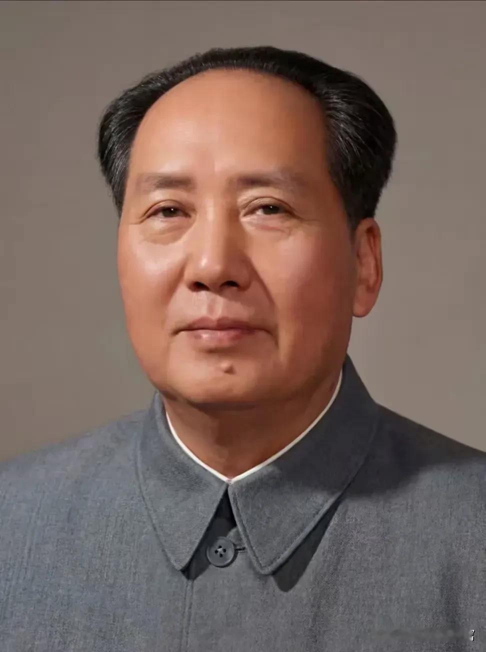 📸照片简介这是毛泽东同志经典标准肖像照。他身着简约灰色中山装，目光沉