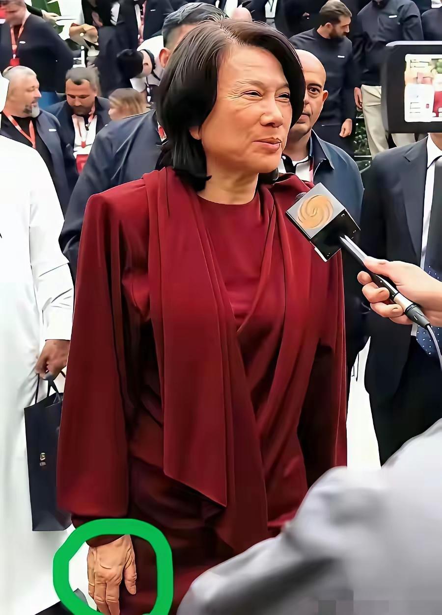 71岁的格力老总董明珠，老了，岁月不饶人啊！为了格力，丈夫死后至今，她都没有再