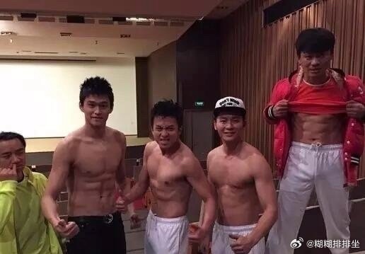 以前的跑男显眼包们还会一起秀肌肉​​​