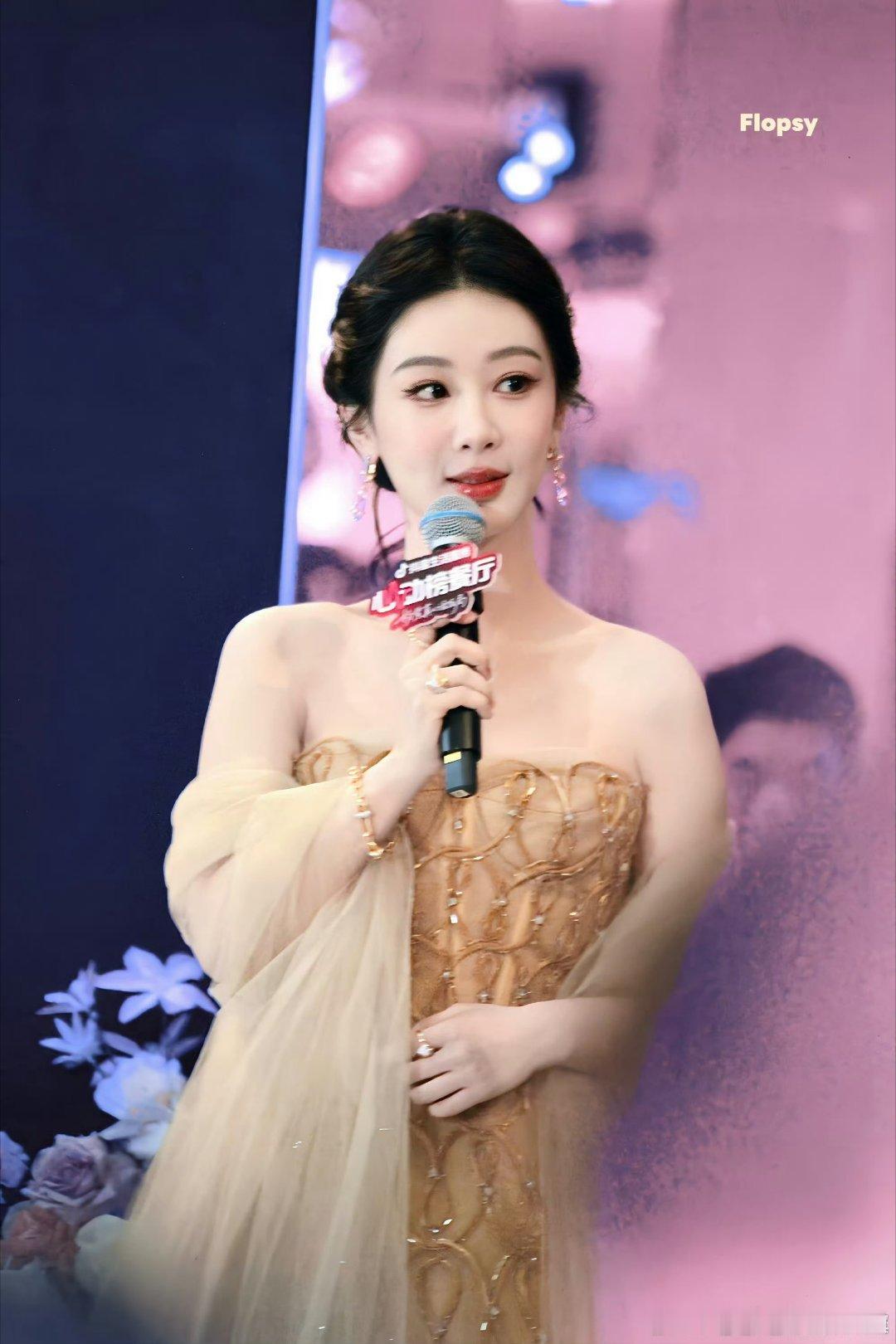 杨紫今日活动不是在接触宝曼兰朵了吗？这种脖颈大面积空白礼服就应该搭配重量级珠宝做
