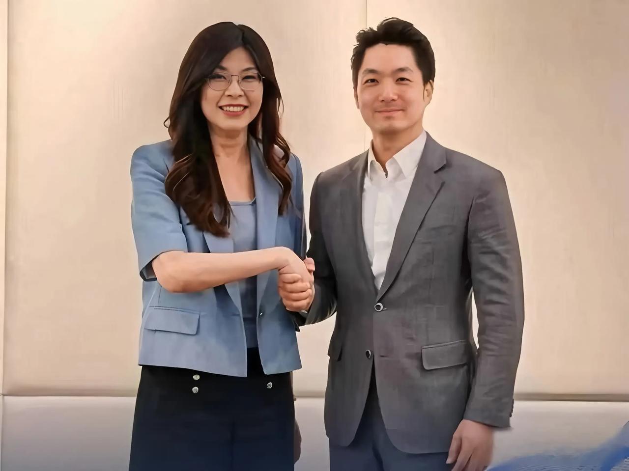 郑丽文在台上力捧蒋万安。却把卢秀燕给逼急了！话不是说给台下听的。是说给所