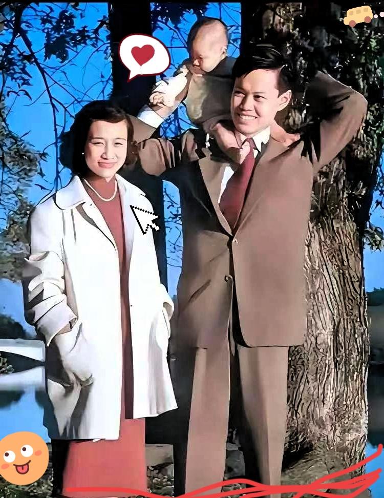 先生溘然长逝，享年103岁。1951年，这张在美国拍的全家福里，先生抱着一岁