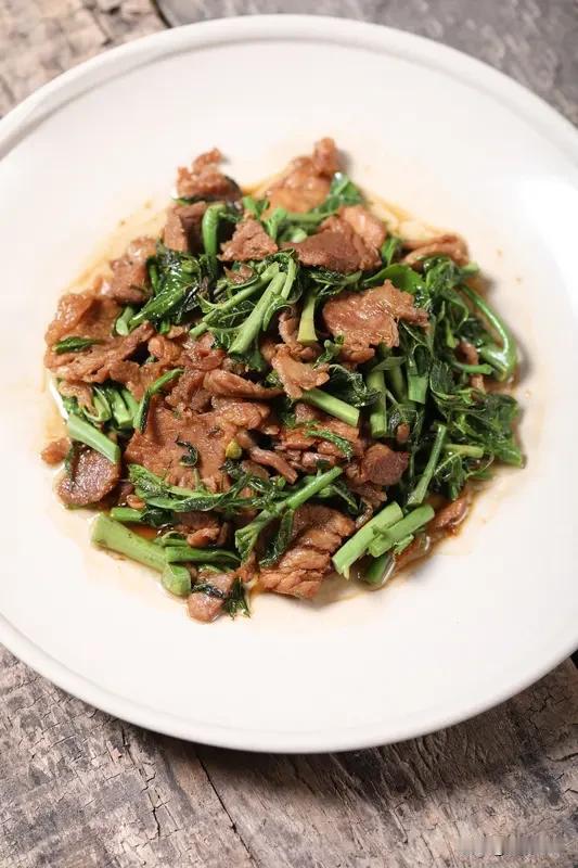 亲戚老是问我，为什么在家炒肉总是又干又硬，一点不水嫩？[赞]今天就分享我们厨师
