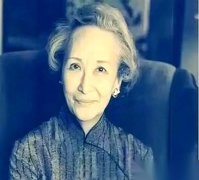 监狱长指着门口，冲手下人吼：“把她扔出去！”被扔出去的，是58岁的郑念。那天，