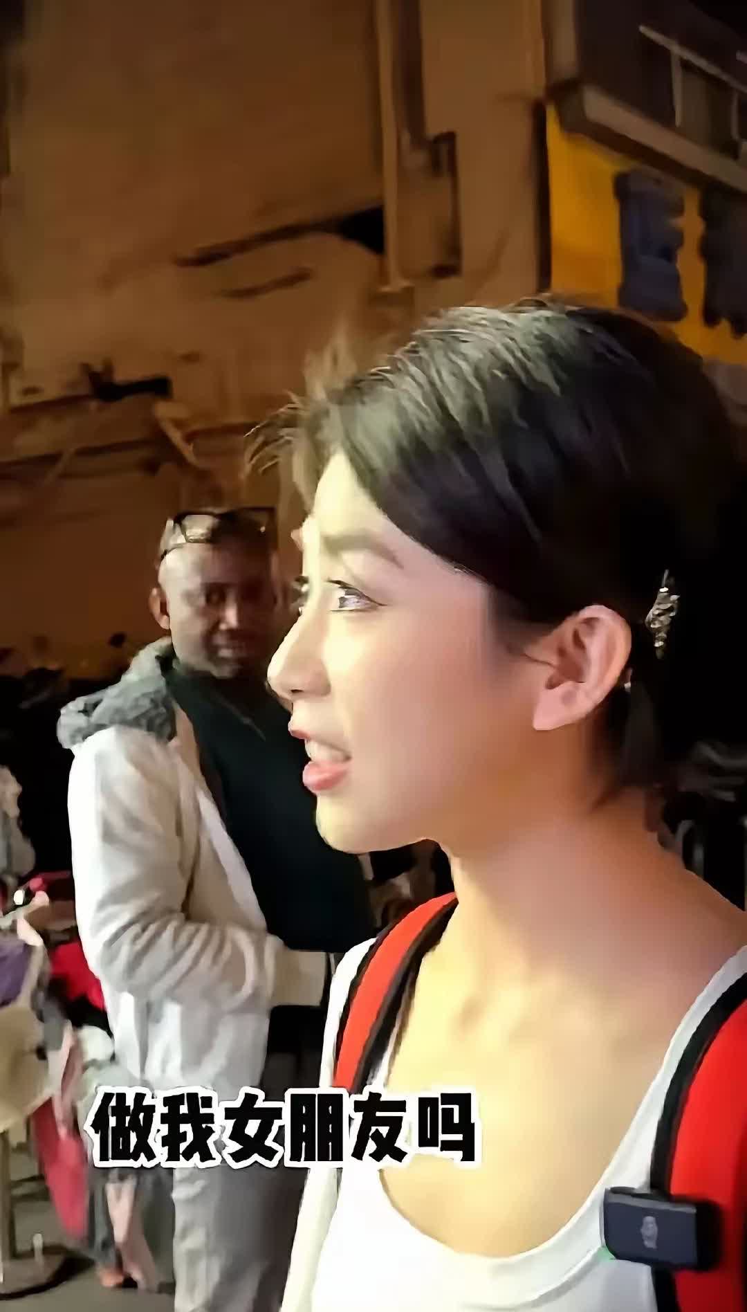最近在桂林发生了一件超有趣的事儿！一名黑人男子看到一位中国美女，直接拿着