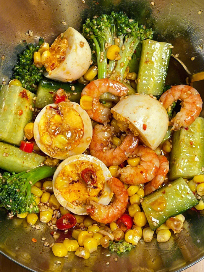 爽口入味的凉拌虾仁黄瓜西兰花饱腹感超强，这吃下去不得美美瘦死啊！