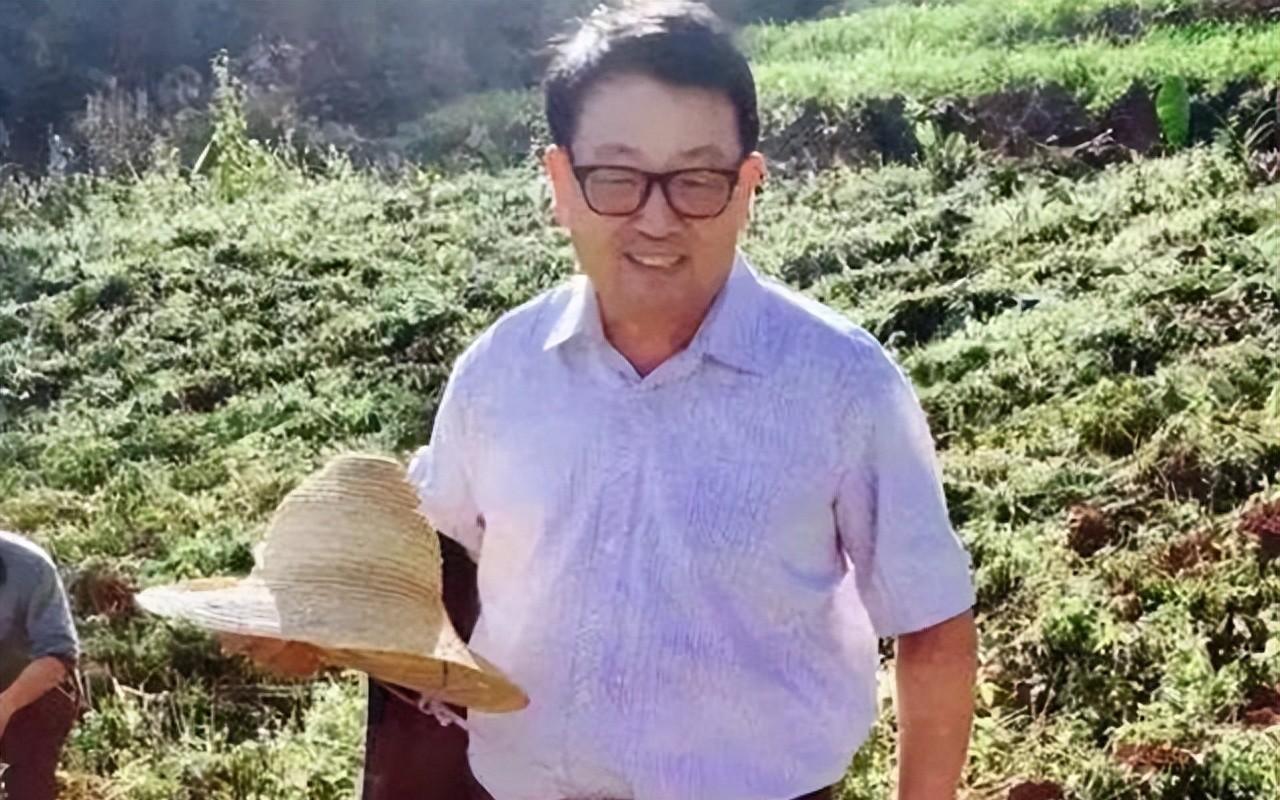 “阿诗玛”杨丽坤与丈夫在1973年结婚，精神失常后生下两个儿子，去世后，老公却用