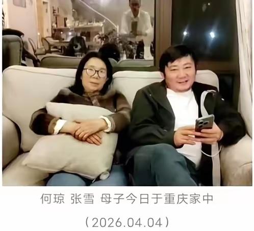 这是张雪妈妈与他在重庆家中的合影。另外两张也是张雪妈妈何琼。许多人都不相信，觉得