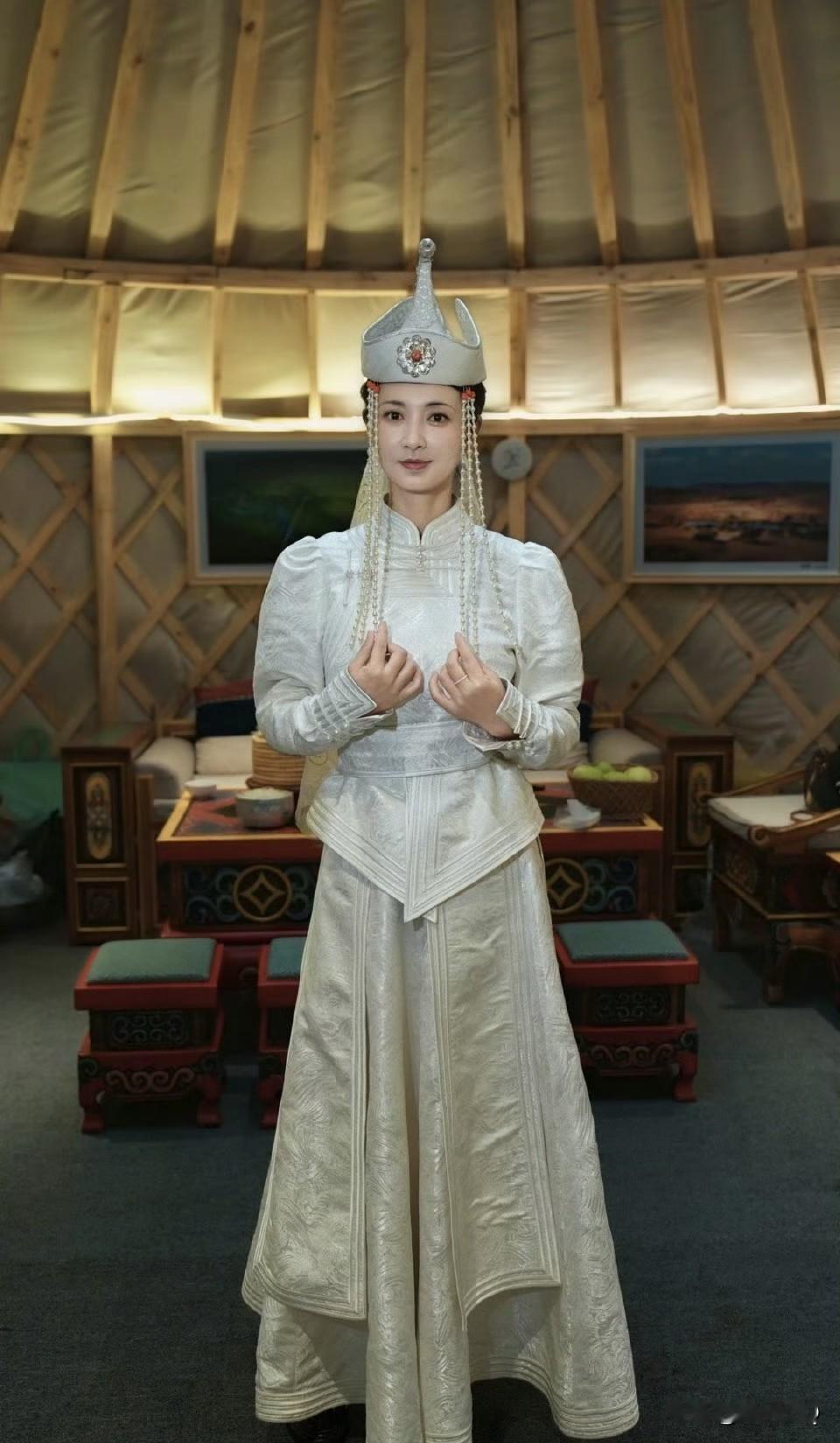 我还挺喜欢眉姐姐的长相，五官舒展，让人看着很有亲切感。虽然有时候她的私服不咋地，