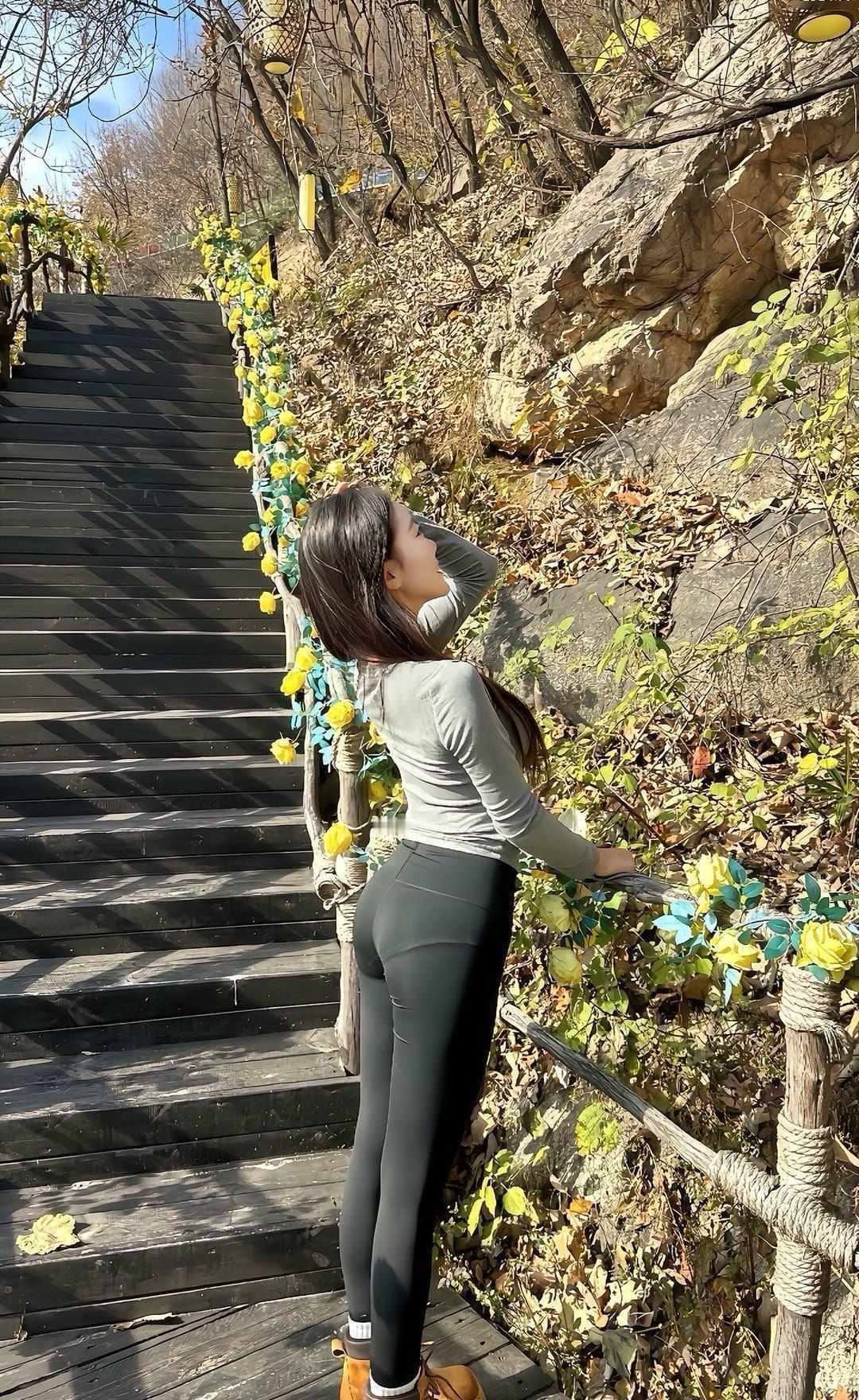 户外圈最土的灰黑黄，恰恰是山野里保命的硬通货。老鸟们早把花哨logo扔了，钞票