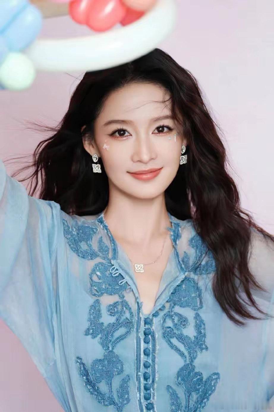 李沁《一笑随歌》热度爆棚​​李沁领衔主演的《一笑随歌》实现口碑与热度双逆袭，大结