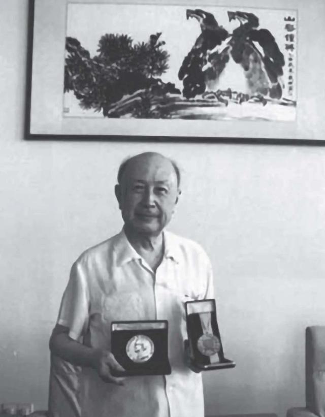 1955年，在钱学森回国的邮轮上，一位美国老太太叫来船长，拉着脸说：“你不认识